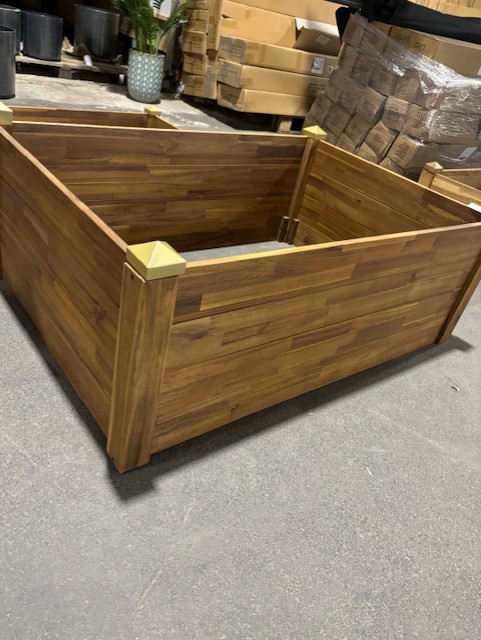 Odlingskrage 112x79x25 trädgårdsbäddsram i trä med metallhörn på lagergolv.