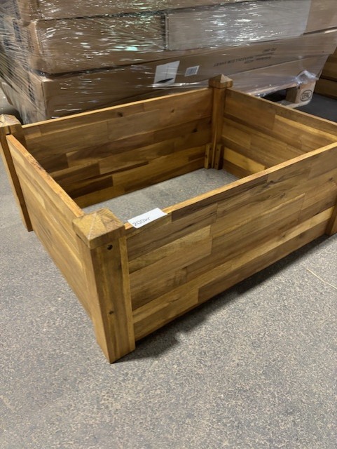 Odlingskrage 78x58x34 planteringslåda av trä på betong, med fler lådor staplade bakom.