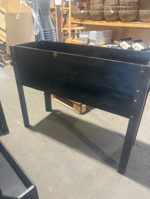 Odlingslåda 108x40x84 svart planteringslåda med fyra ben, visas inomhus på ett betonggolv.