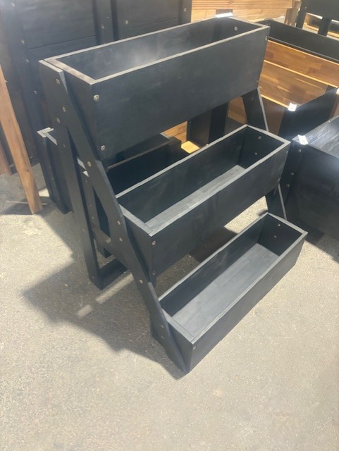 Odlingsställ 66x51x80 svart 3-delat planteringsställ i trä på betonggolv inomhus.