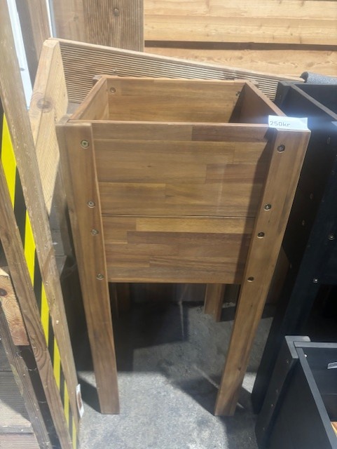 Odlingslåda 40x40x85 planteringslåda i trä med fyra ben, visas inomhus på betonggolv.