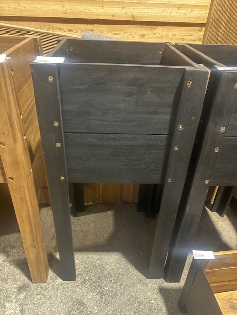 Odlingslåda svart 40x40x85 stående på höga ben på ett betonggolv inomhus.