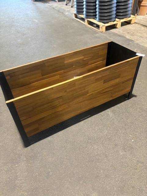 Odlingslåda 102x37x44 rektangulär träkruka med svarta metallhörn på betong.