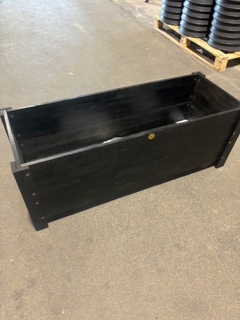En Odlingslåda 108x40x40 står på ett betonggolv.