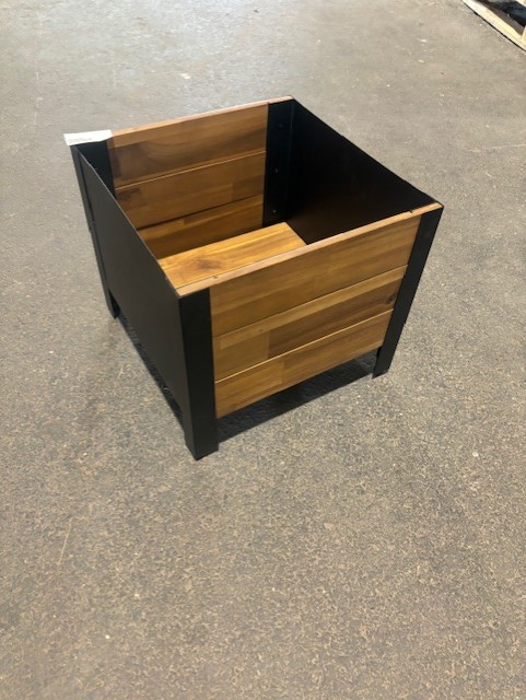 Odlingslåda 36x36x32 planteringslåda i trä och metall på betonggolv.