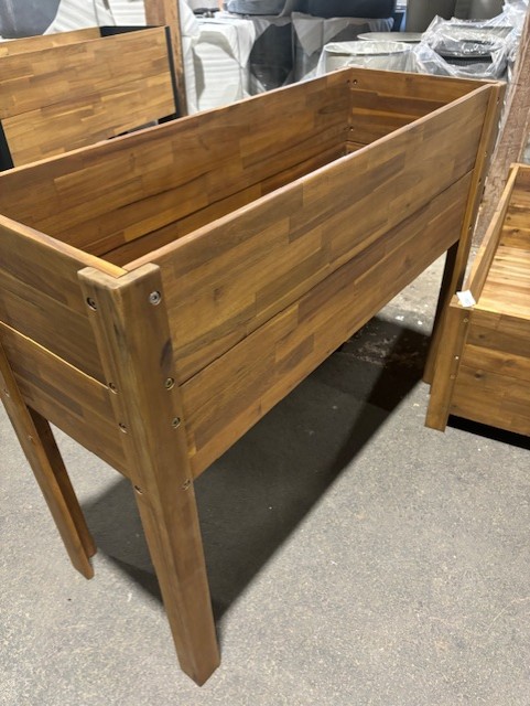 Odlingslåda 105x40x84 upphöjd säng i trä med ben, uppställd på ett betonggolv inomhus.