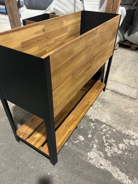 Odlingslåda 102x38x80 planteringslåda med nedre hylla på betonggolv.