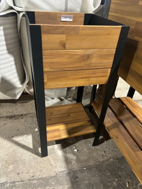 Odlingslåda 36x36x72 planteringskärl i trä med svarta metallben, visas inomhus på betong.