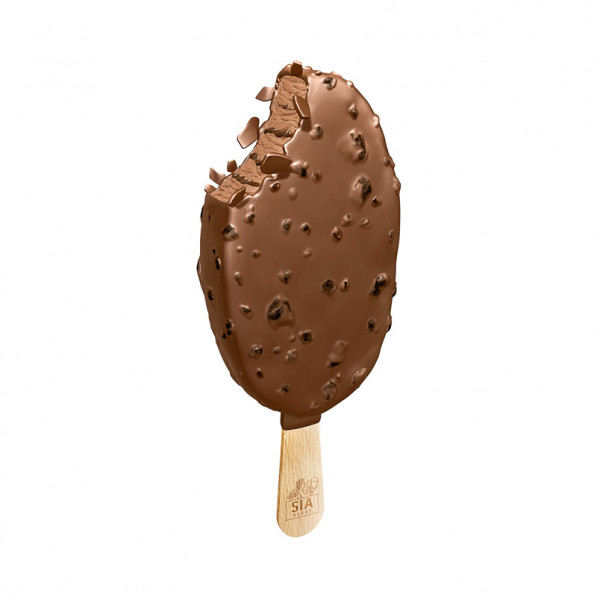 Chockladkaka glass: chokladöverdragen glassbar med en bit, på en träpinne.