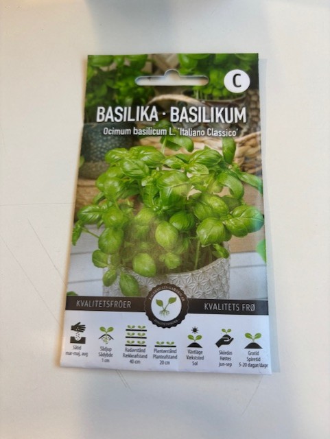 Paket med Basilika 'Italiano classico' frön med bild och planteringsinstruktioner.