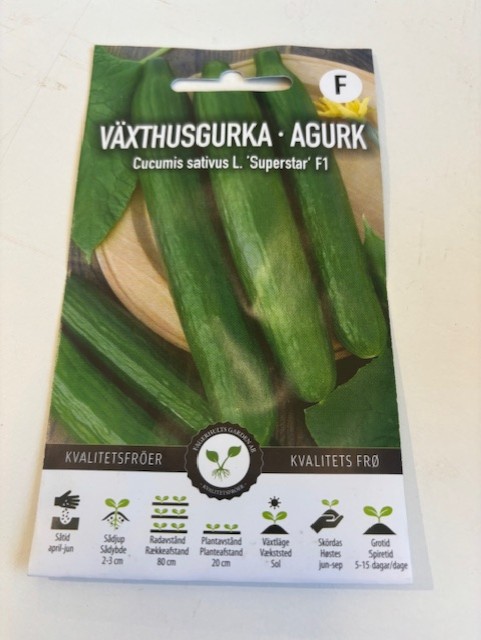 Förpackning med Växthusgurka ´Superstar´F1 gurkfrön på ett vitt bord.