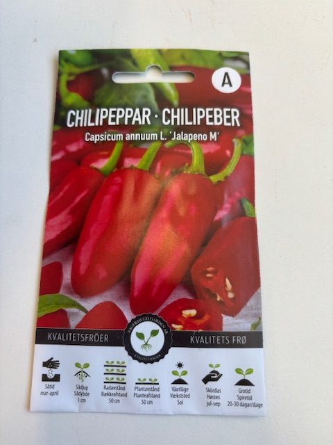 Chillipeppar ´Jalapeno M´ fröförpackning med bilder på röd paprika och planteringsinstruktioner.