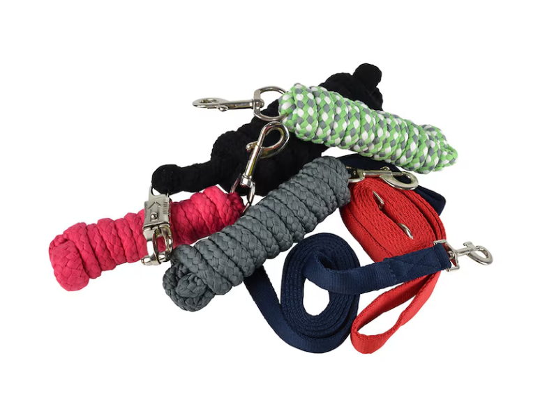 Fyra Grimskaft Mixade Modeller 2m koppel, lindade med metallklämmor, mot en vit bakgrund.