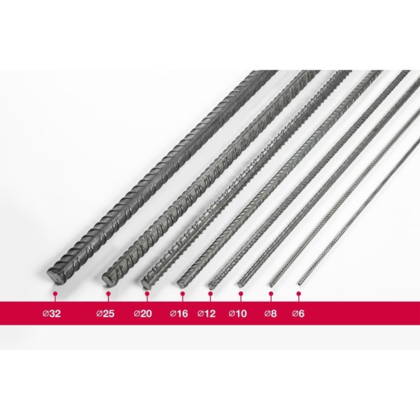 Åtta ARMERINGSJÄRN/KAMSTÅL K500C-T armeringsjärn, 8 mm, mot vit bakgrund.