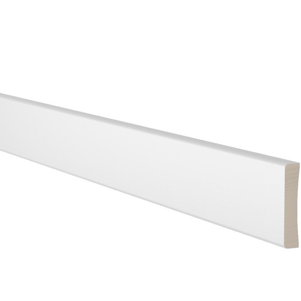 Vit fotlist av trä som är vinklad för att visa sin längd och fasade kant.