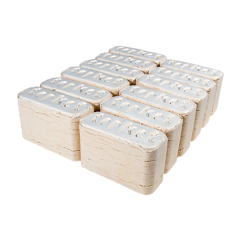 En stapel Briketter/Loggs 10 kg mot en vit bakgrund.