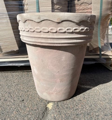 Kruka Antikterra 41cm, en stor dekorativ blomkruka i lera, står på trottoaren i solljus.