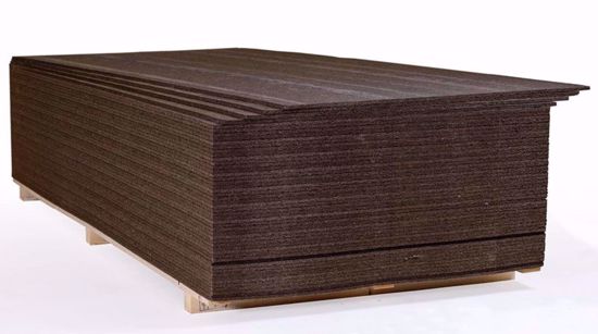 En pall med Asfaboard Vindtät, 100%-PEFC mörka rektangulära träfiberskivor.