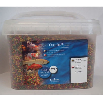 Plastbehållare med fiskfoder märkt Pondgranulat 1150g / 3,5L, färgglada granulat, 3 mm.