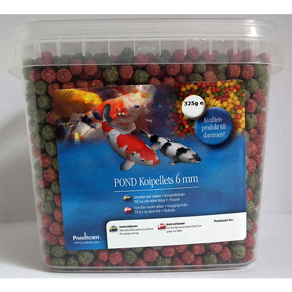 En 3,5 liters balja med flerfärgade 6 mm koi-pellets med en bild på en koi-fisk på etiketten.