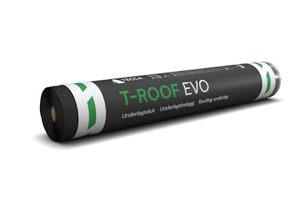 En svart Underlagsduk T-roof Evo 100cm rulle mot en vit bakgrund.