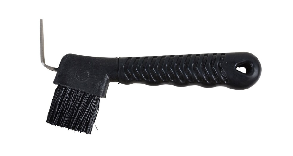 Hovkrats med borste - svart hovkrats med böjd handtag och metallpick på vit bakgrund.