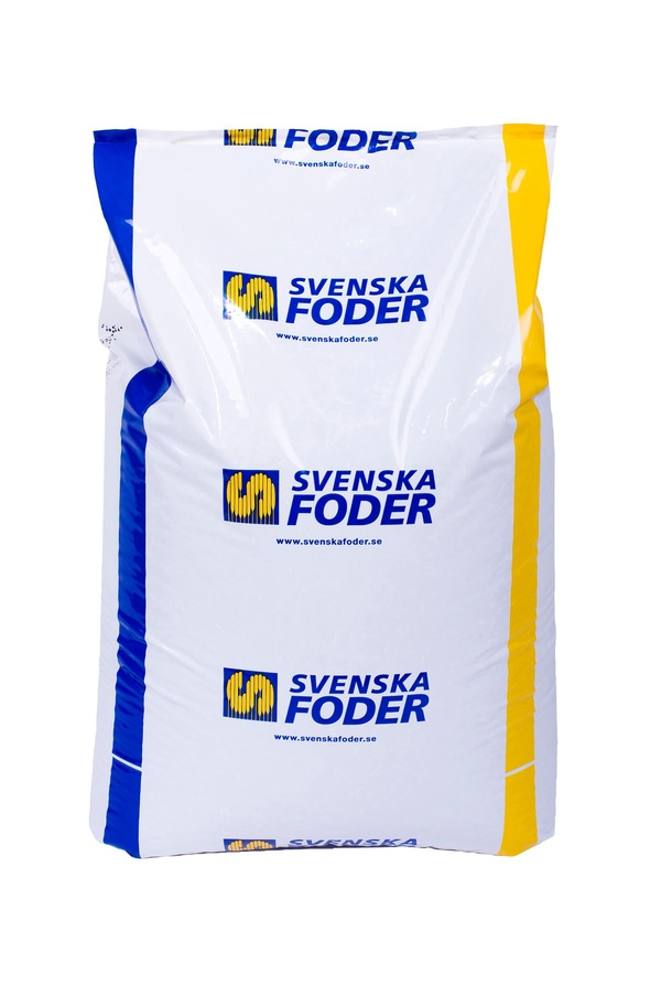 En vit 18 kg Svenska Foder Ärtor väska med blå och gula accenter.