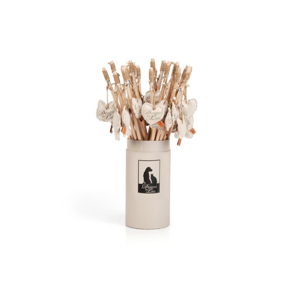 Lång beige Fiskstång katt som håller i dekorativa träpennor med hjärtformade taggar.