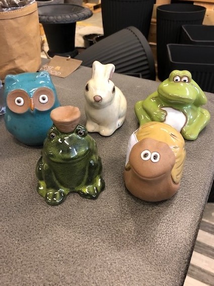 Fem små Trädgårdsdjur - uggla djurfigurer i keramik: uggla, kanin, grodor och snigel.