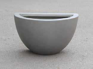 Vägg ampel grå, en grå halvcirkelformad betongkruka på en strukturerad yta.