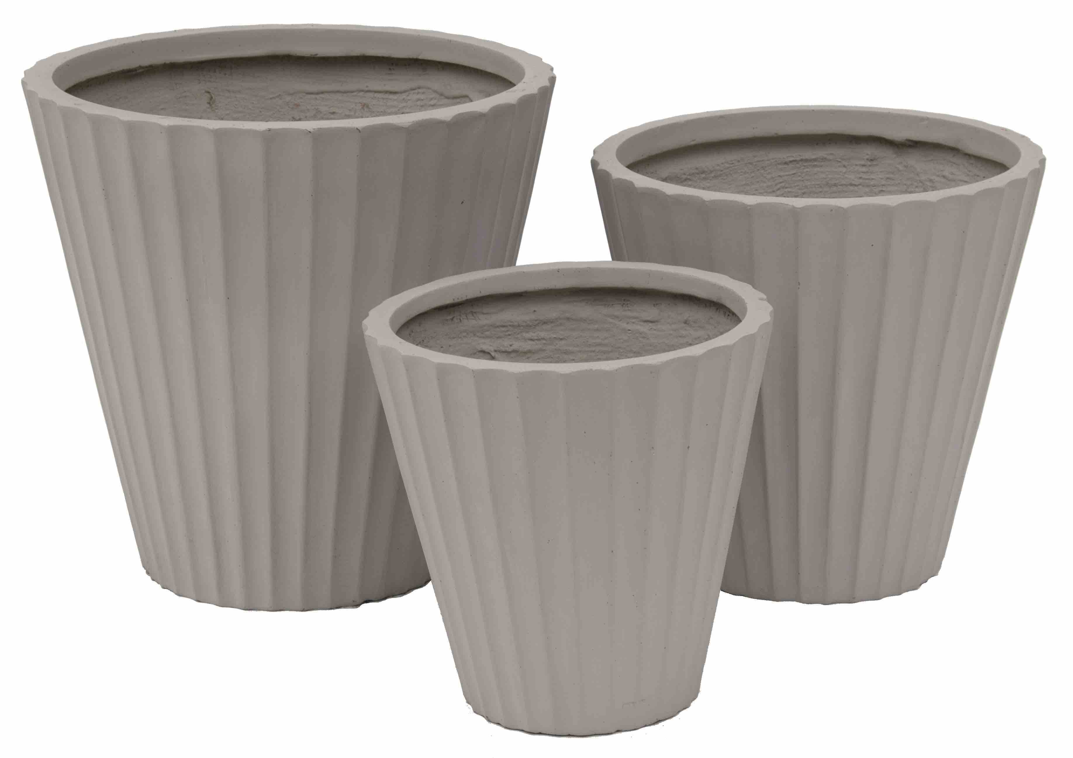 Tre beige Fibercement kruka våg - Stor planteringskärl, räfflade, i varierande storlekar på vit botten.