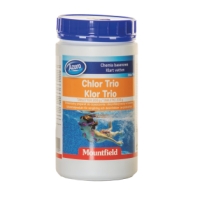 En 1 kg behållare med VECKOKLOR klortabletter för pool med ett blått lock.