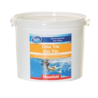 Vit hink med Mountfield Chlor Trio klortabletter för pooler med en simmare på etiketten.