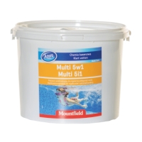 Vit balja märkt Multi 5v1 poolkemikalier med bild på simmare på framsidan.