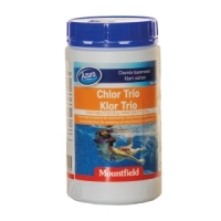 En behållare med Mountfield Chlor Trio poolklor med blått lock.