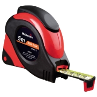 A MÄTBAND BT 5M KLASS 1 HULTAFORS måttband, rött och svart, delvis utdraget.