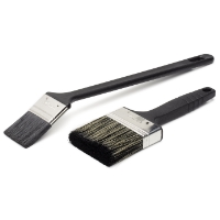 PENSELSET TRÄOLJA 50-75MM GO: en vinklad och en platt pensel med svart skaft mot vit bakgrund.