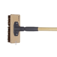 SKURBORSTE TERRASS 19CM M SKAFT, trähandtag och styva borst, vy från sidan.