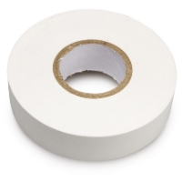 En rulle vit tejp med en kärna av kartong mot en vit bakgrund.