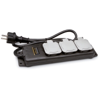 Svart grenuttag med tre täckta uttag och en kort ansluten nätsladd.