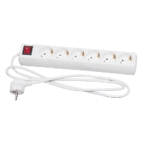 Vitt grenuttag med sex uttag, en röd strömbrytare och en ansluten sladd och kontakt.