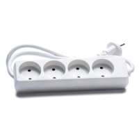 Ett vitt grenuttag med fyra uttag och en ansluten kontakt och sladd.