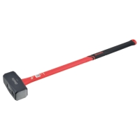 En slägga med långt rött skaft och svart huvud, mot en vit bakgrund.