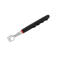 Teleskopiskt magnetverktyg med svart handtag och metallspets som används för att plocka upp metallföremål.