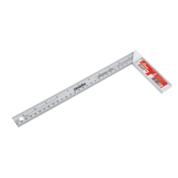 En silverfärgad L-formad metallinjal med mätmarkeringar och en röd etikett på den kortare sidan.