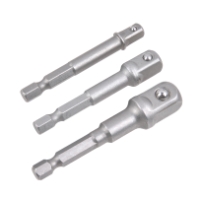 Tre silverfärgade borradaptrar i olika längder mot en vit bakgrund.