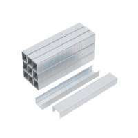 Staplar med häftklamrar i silvermetall, med några lösa häftklamrar framtill.