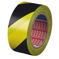 En rulle VARNINGSTEJP 50MM 33M GUL/SVRT TESA svart och gul tejp med tesa-märke på insidan.