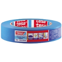 Blå rulle av MASKERINGSTEJP OUTDOOR 25MM 50M med etikett och användningssymboler synliga.