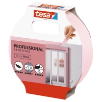 MASK TEJP SENSITIVE 25MX25MM PROF i förpackning, med etikett och en hand som skalar av den.